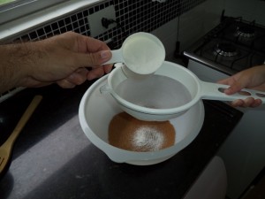 Figura 5 - Já que está suja de açúcar mesmo, peneire também o açúcar refinado.