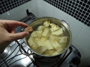 Figura 1 - Cozinhando as batatas.