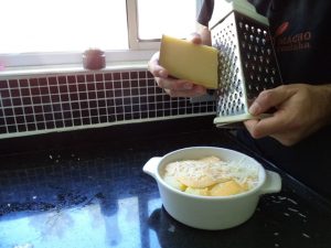 Figura 12 - Ralando o queijo parmesão.