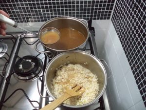 Figura 6 - Após colocarem metade do caldo, começem degustar alguns grãoes de arroz para sentirem a textura.