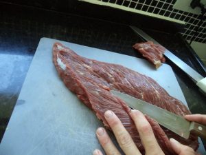 Figura 5 - Corte cada metade da carne, também sem cortar até o final.