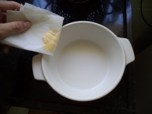 Figura 6 - Não sei como vocês fazem, mas eu gosto de untar utilizando um papel toalha com um pouco de manteiga.