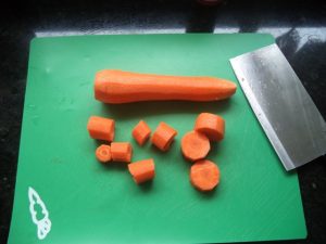 Figura 5 - Cenoura descascada e cortada em rodelas.
