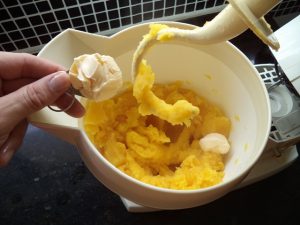 Figura 4 - É possível colocar a manteiga enquanto a massa ainda está batendo.