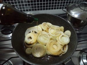 Figura 7 - Rodelas de cebola grelhando com um pouco mais de azeite.